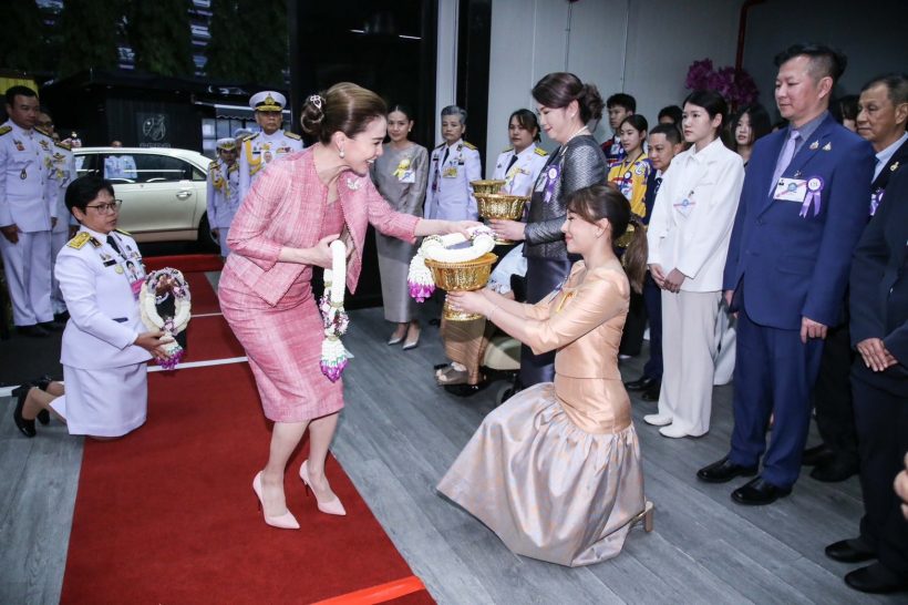ทรงพระสิริโฉม พระราชินี เสด็จฯ ทอดพระเนตรการแข่งขันฮอกกี้น้ำแข็ง