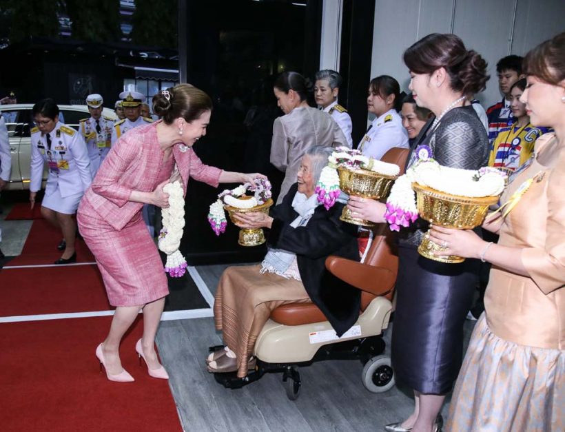 ทรงพระสิริโฉม พระราชินี เสด็จฯ ทอดพระเนตรการแข่งขันฮอกกี้น้ำแข็ง