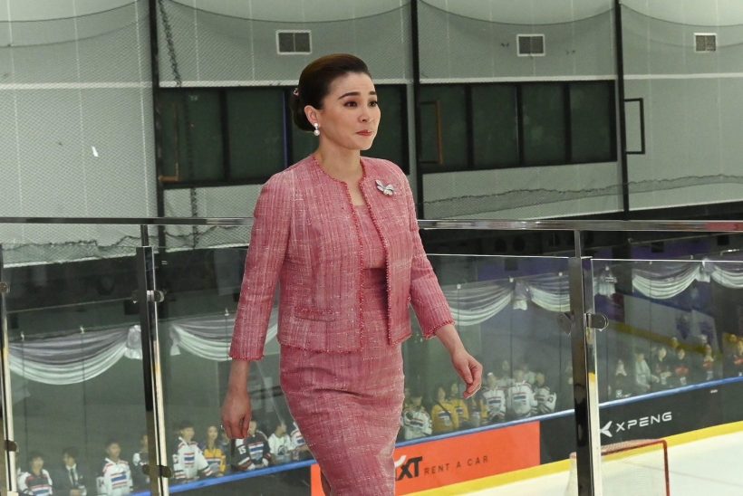 ทรงพระสิริโฉม พระราชินี เสด็จฯ ทอดพระเนตรการแข่งขันฮอกกี้น้ำแข็ง