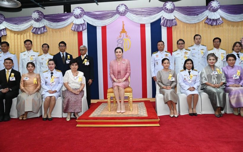 ทรงพระสิริโฉม พระราชินี เสด็จฯ ทอดพระเนตรการแข่งขันฮอกกี้น้ำแข็ง