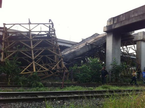 ระทึก !! คานโครงการโฮปเวลล์ถล่ม ทับรางรถไฟใกล้วัดเสมียนนารี 