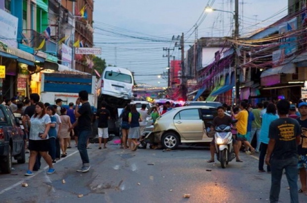 ชนวินาศสันตะโรกลางตลาดสดบ้านฉาง