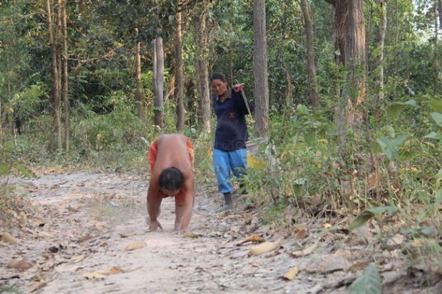 เด็กประหลาด เดิน-วิ่ง 4 ขา ชาวบ้านตั้งฉายา′มนุษย์เมาคลีในฝูงสุนัข′ 