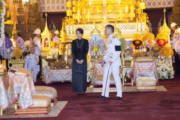 พสกนิกรปลื้ม รวมภาพแห่งความซึ้ง 4 พระองค์ทรงให้กำลังพระทัยกัน ในวันที่ไม่มีพ่อหลวง