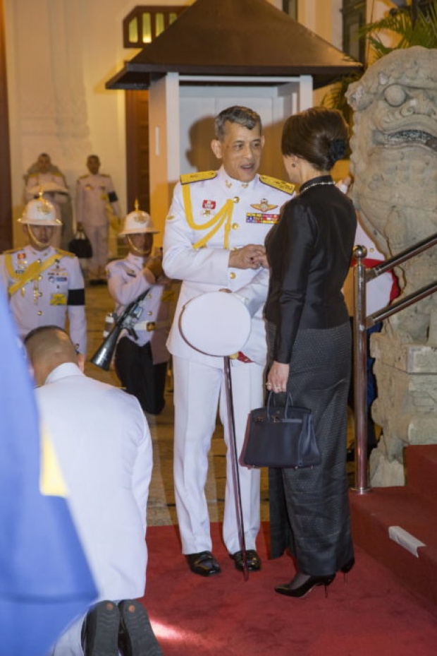 พสกนิกรปลื้ม รวมภาพแห่งความซึ้ง 4 พระองค์ทรงให้กำลังพระทัยกัน ในวันที่ไม่มีพ่อหลวง