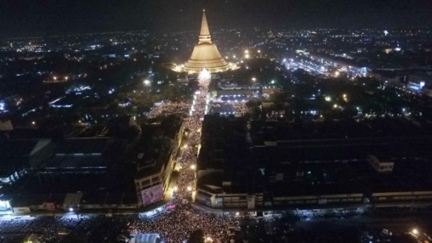 เพลงสรรเสริญดังกึกก้อง ประชาชนร่วมจุดเทียนรอบองค์พระปฐมเจดีย์