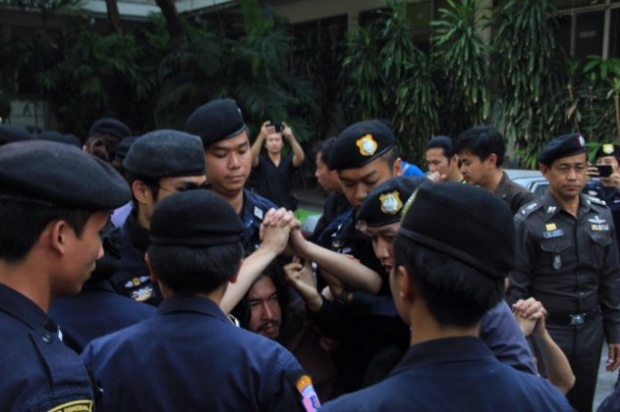 งานเข้า!!!ตำรวจ-ทหาร3กองร้อยบุกจับ3แกนนำค้านโรงไฟฟ้ากระบี่-เทพา สุดท้ายกลายเป็นแบบนี้