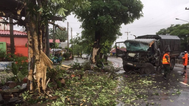 รถทหารยางระเบิด! ลื่นฝนปราจีนฯ พุ่งอัดต้นไม้หน้าพังยับ เจ็บยกคัน 6 นาย