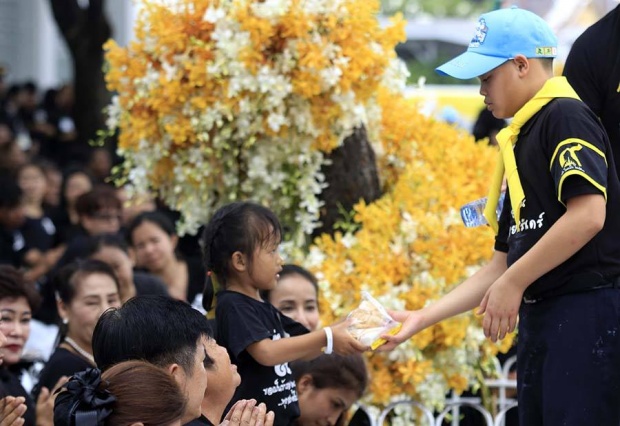 พระองค์ทีฯ ทรงร่วมทำกิจกรรมจิตอาสา ประทานสิ่งของให้พสกนิกรอย่างมิได้ถือพระองค์