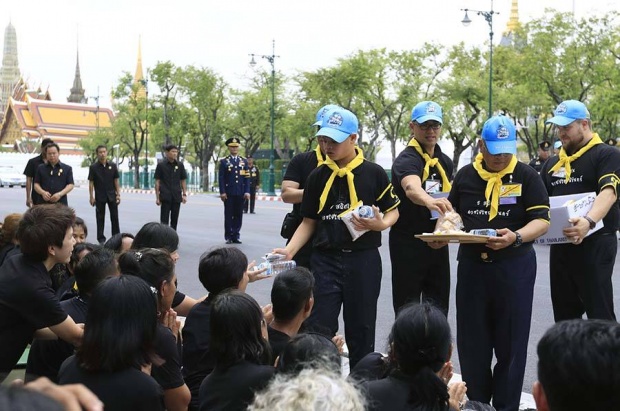 พระองค์ทีฯ ทรงร่วมทำกิจกรรมจิตอาสา ประทานสิ่งของให้พสกนิกรอย่างมิได้ถือพระองค์