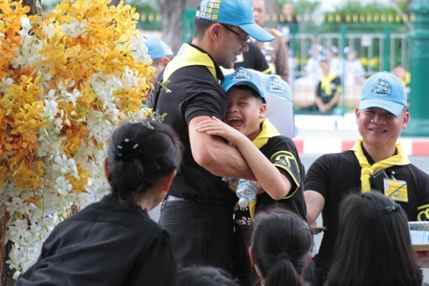 พระองค์ทีฯ ทรงร่วมทำกิจกรรมจิตอาสา ประทานสิ่งของให้พสกนิกรอย่างมิได้ถือพระองค์