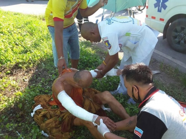 สุดซวย!! หลวงตาวัย 68 ปีโดนฝูงพิทบูล รุมขย้ำแขนเหวอะเลือดอาบท่วมจีวร