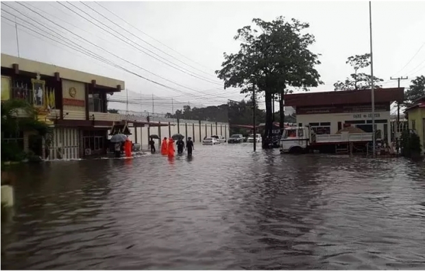 น้ำท่วมเรือนจำร้อยเอ็ดนักโทษ 3,000 คน รวมทั้งผู้คุมวางแผนอพยพ