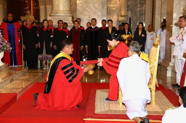  พระราชินี ทรงรับทูลเกล้าฯ ถวายปริญญาดุษฎีบัณฑิตกิตติมศักดิ์