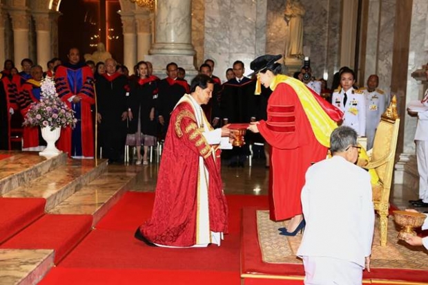  พระราชินี ทรงรับทูลเกล้าฯ ถวายปริญญาดุษฎีบัณฑิตกิตติมศักดิ์