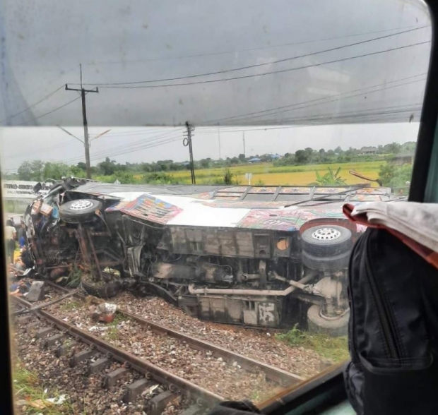  คาดเหตุสลด รถไฟชนรถบัสคณะสายบุญ-ผู้รอดชีวิตเล่านาทีก่อนชน