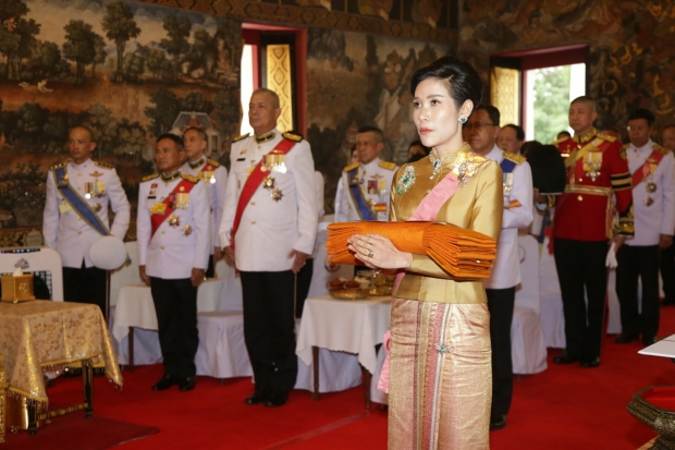 เจ้าคุณพระสินีนาฏฯ เป็นผู้แทนพระองค์ถวายผ้าพระกฐิน วัดสุวรรณดาราราม