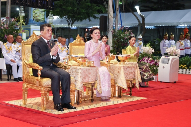 ในหลวง - พระราชินี เสด็จฯ พิธีสวดเจริญมหามงคล พร้อมด้วย เจ้าคุณพระสินีนาฏ