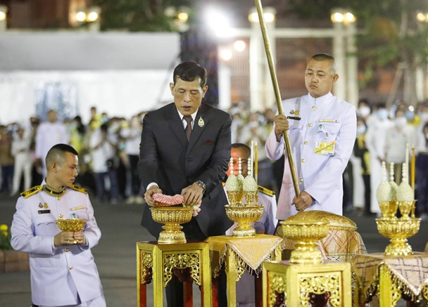 ในหลวง - พระราชินี เสด็จฯ พิธีสวดเจริญมหามงคล พร้อมด้วย เจ้าคุณพระสินีนาฏ