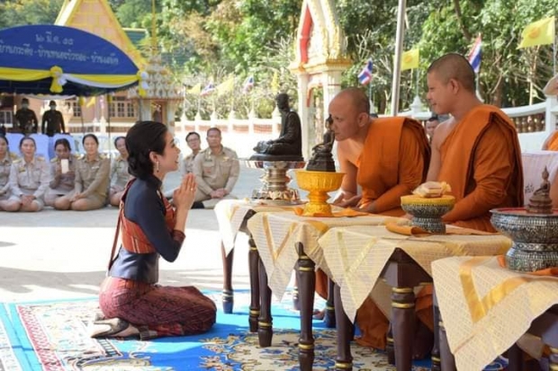 เจ้าคุณพระสินีนาฏ ถวายผ้าไตร-เยี่ยมชมหมู่บ้านท่องเที่ยว ทักทาย ปชช.อย่างใกล้ชิด