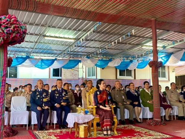 เจ้าคุณพระสินีนาฏ ถวายผ้าไตร-เยี่ยมชมหมู่บ้านท่องเที่ยว ทักทาย ปชช.อย่างใกล้ชิด