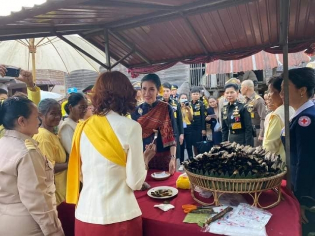 เจ้าคุณพระสินีนาฏ ถวายผ้าไตร-เยี่ยมชมหมู่บ้านท่องเที่ยว ทักทาย ปชช.อย่างใกล้ชิด