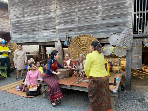 เจ้าคุณพระสินีนาฏ ถวายผ้าไตร-เยี่ยมชมหมู่บ้านท่องเที่ยว ทักทาย ปชช.อย่างใกล้ชิด