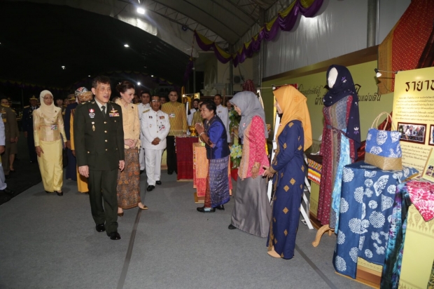 ในหลวง พระราชินี ทรงประกอบพิธีดูอาร์ขอพร ร่วมกับชาวไทยมุสลิม จ.ปัตตานี 