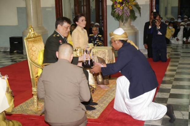 ในหลวง พระราชินี ทรงประกอบพิธีดูอาร์ขอพร ร่วมกับชาวไทยมุสลิม จ.ปัตตานี 