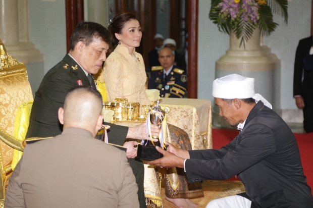 ในหลวง พระราชินี ทรงประกอบพิธีดูอาร์ขอพร ร่วมกับชาวไทยมุสลิม จ.ปัตตานี 