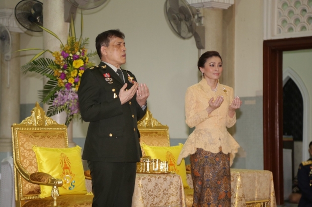 ในหลวง พระราชินี ทรงประกอบพิธีดูอาร์ขอพร ร่วมกับชาวไทยมุสลิม จ.ปัตตานี 