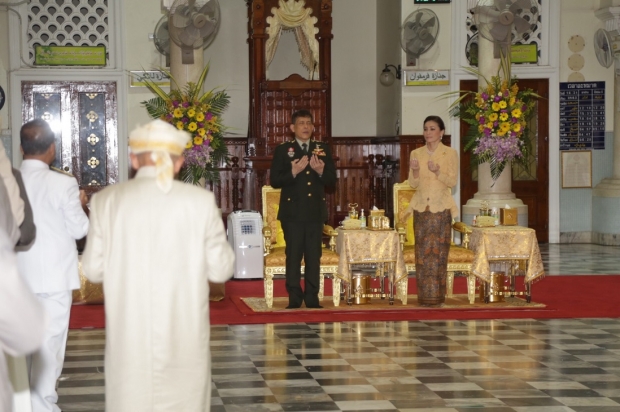 ในหลวง พระราชินี ทรงประกอบพิธีดูอาร์ขอพร ร่วมกับชาวไทยมุสลิม จ.ปัตตานี 