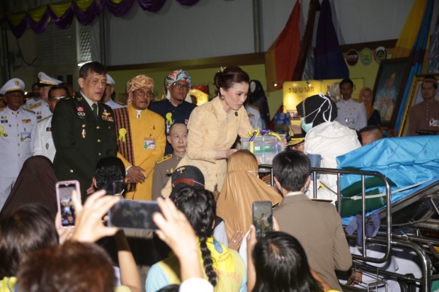 ในหลวง พระราชินี ทรงประกอบพิธีดูอาร์ขอพร ร่วมกับชาวไทยมุสลิม จ.ปัตตานี 