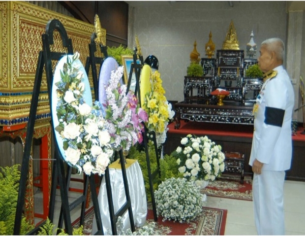 ในหลวง - พระราชินี - เจ้าคุณพระ พระราชทานพวงมาลาหลวงหน้าหีบศพ ร.ต.อ.วิวัฒน์