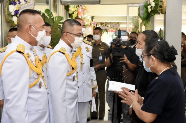 ในหลวง - พระราชินี - เจ้าคุณพระ พระราชทานพวงมาลาหลวงหน้าหีบศพ ร.ต.อ.วิวัฒน์