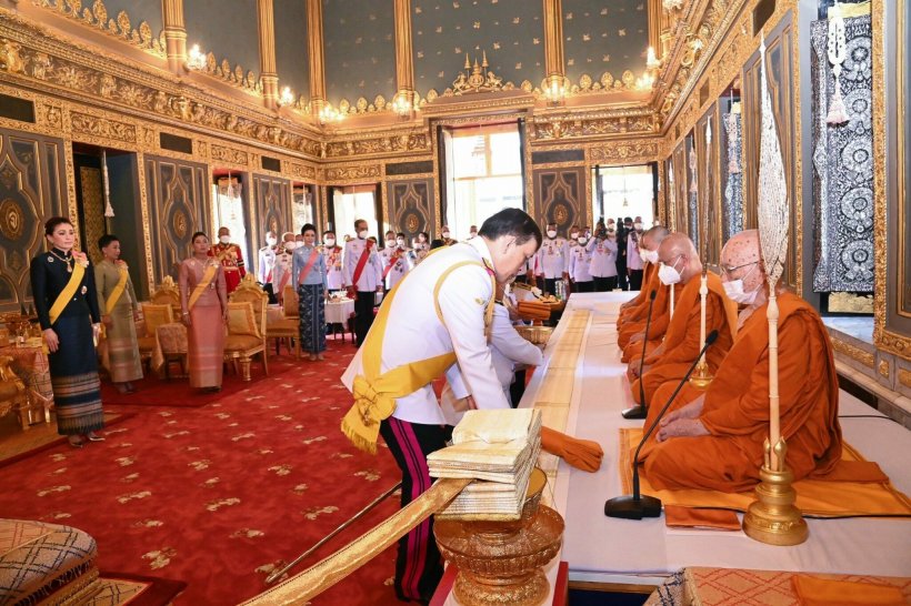 ในหลวง-พระราชินี ทรงบำเพ็ญพระราชกุศลถวายผ้าพระกฐิน วัดราชบพิธฯ