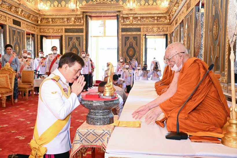 ในหลวง-พระราชินี ทรงบำเพ็ญพระราชกุศลถวายผ้าพระกฐิน วัดราชบพิธฯ