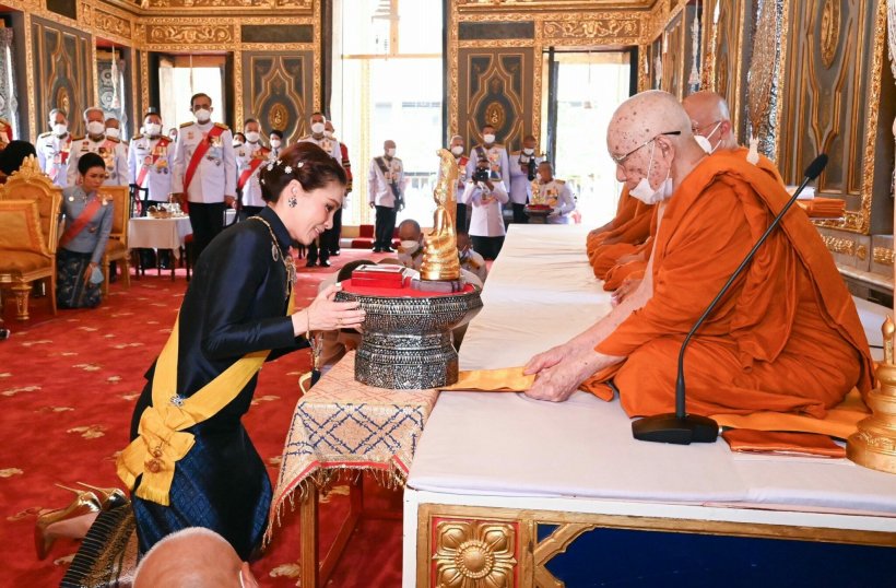 ในหลวง-พระราชินี ทรงบำเพ็ญพระราชกุศลถวายผ้าพระกฐิน วัดราชบพิธฯ