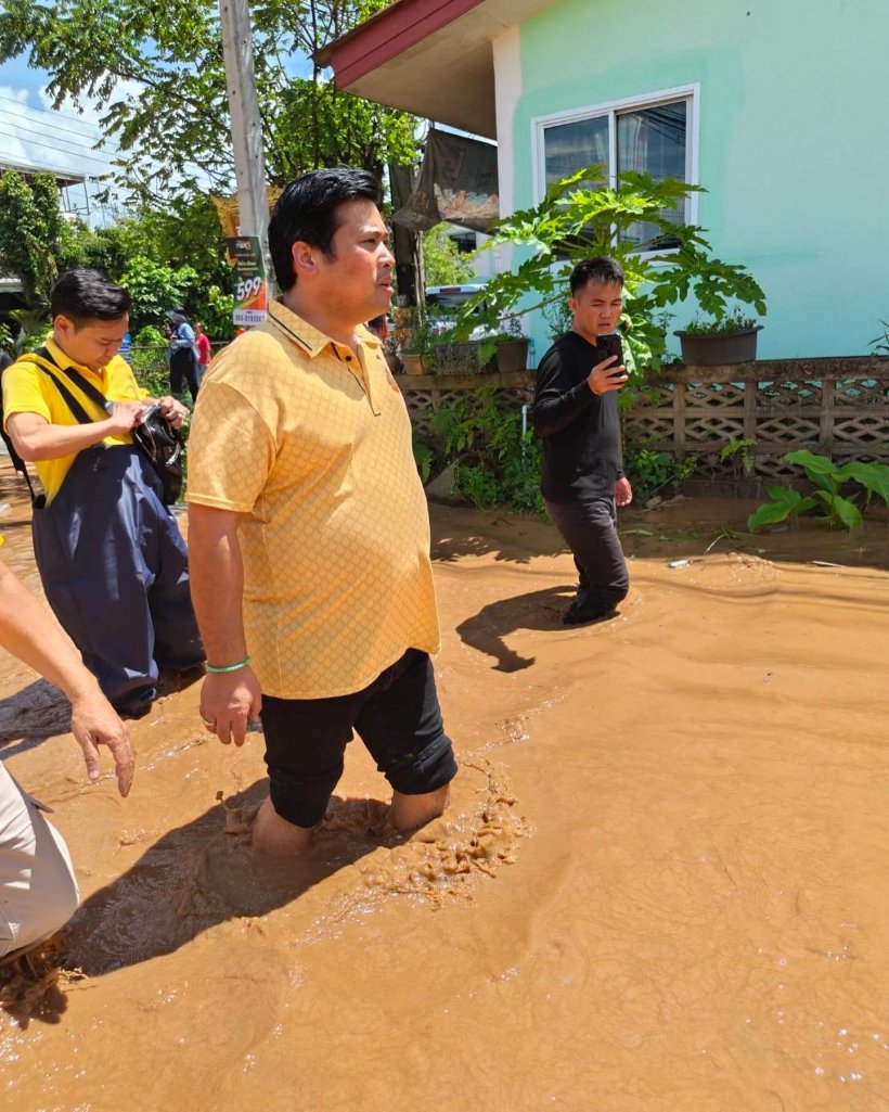  ประชาชนให้กำลังใจ ท่านอ้น หลังลุยน้ำท่วมจ.เชียงราย