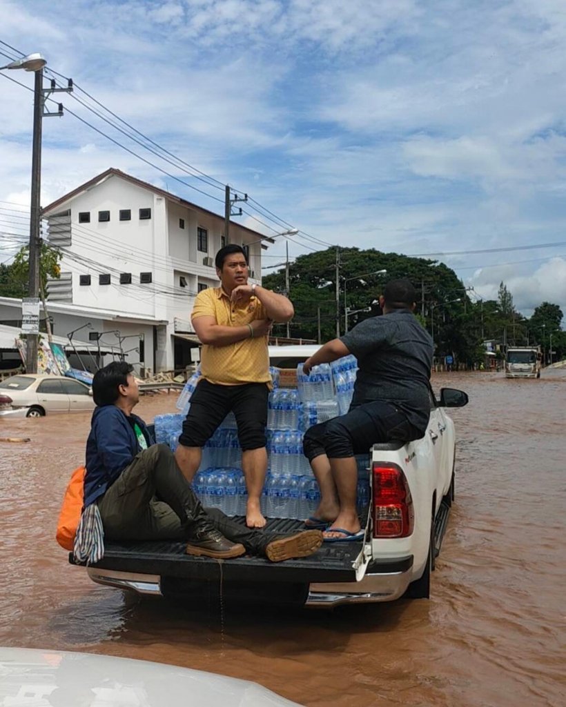  ประชาชนให้กำลังใจ ท่านอ้น หลังลุยน้ำท่วมจ.เชียงราย