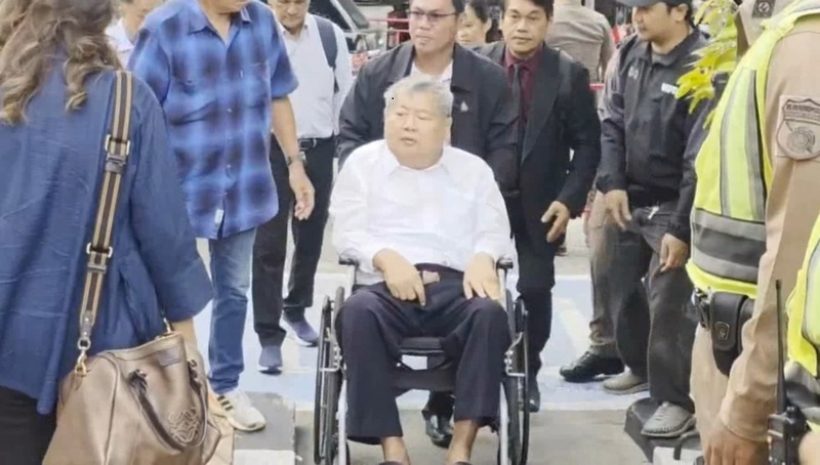 เปรมชัย นั่งวีลแชร์เข้ามอบตัว หลังโดนหมายจับคดีตึก สตง. ถล่ม