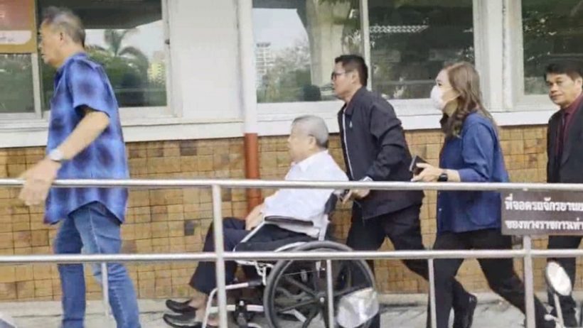 เปรมชัย นั่งวีลแชร์เข้ามอบตัว หลังโดนหมายจับคดีตึก สตง. ถล่ม