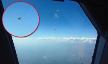 นักบินโชว์เอง..ภาพโคมลอยบนท้องฟ้าลอยใกล้เครื่องบินแบบนี้