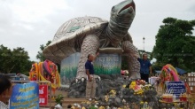 คนแห่ร่วมพิธีขอขมาพญาเต่างอย เชื่อโดนคุณไสย