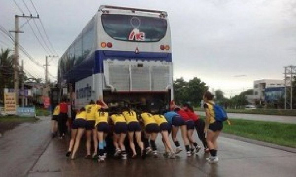 ชื่นชม!! ภาพนักตบสาวเวียดนามช่วยเข็นรถบัสไทย 