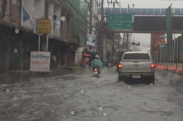 บก.จร.เตือนปชช. เลี่ยงเส้นทางน้ำท่วมถนน-รถติด หลังฝนถล่ม ท่อประปาแตก