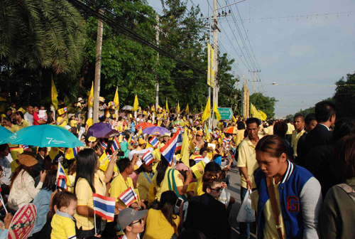 พสกนิกรแน่นหัวหินรอรับเสด็จในหลวง (ประมวลภาพ)