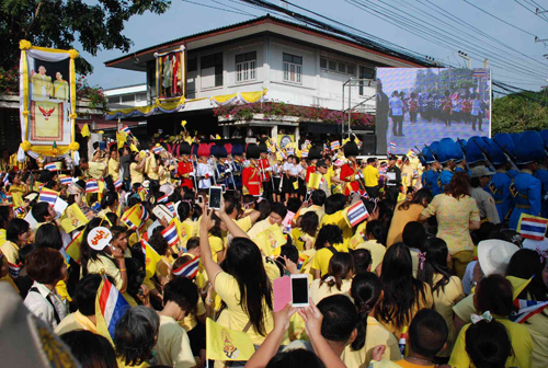 พสกนิกรแน่นหัวหินรอรับเสด็จในหลวง (ประมวลภาพ)