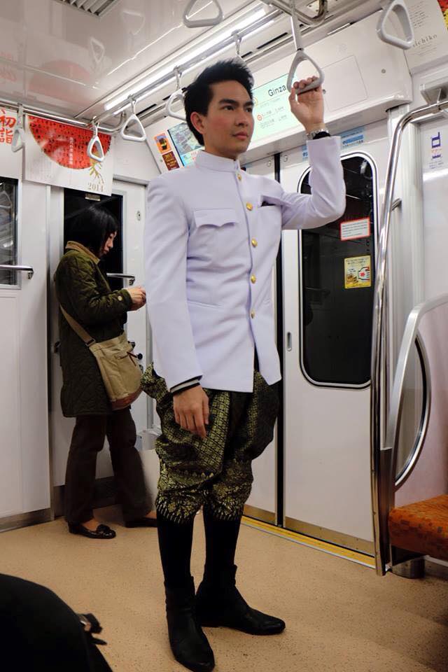 ออร่า ความหล่อพุ่ง! ‘หนุ่มไทย’ใส่ ราชปะแตน ขึ้น ‘รถไฟฟ้า’! ญี่ปุ่น 