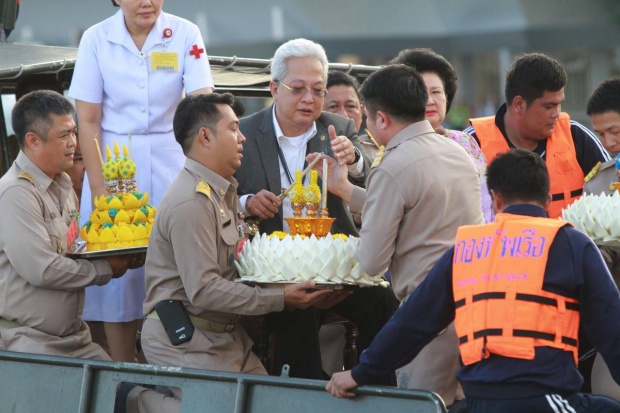 ในหลวง-พระราชินี โปรดเกล้าฯ นำพระประทีปลงสู่เจ้าพระยา